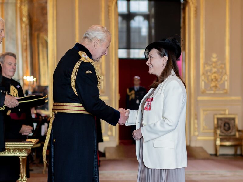 Elaine bekommt von King Charles III. den MBE verliehen