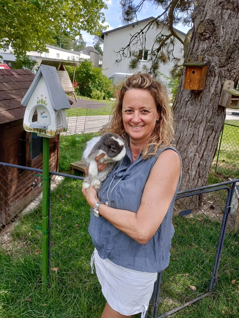 Frau Weidinger mit dem Kaninchen "Eddie" auf dem Arm