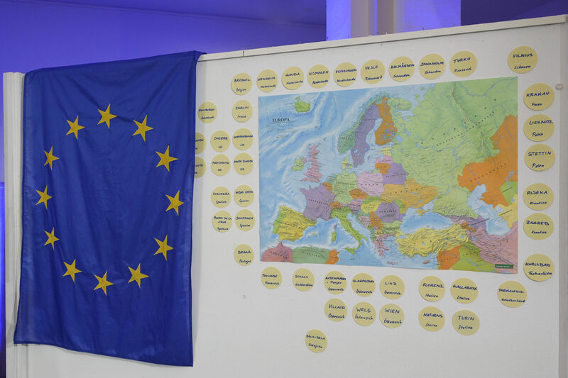 Stellwand mit Europakarte und Praktikumspartner